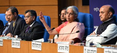 NEW DELHI INDIA FEBRUARY 12024 Birlik Maliye Bakanı Nirmala Sitharaman ve MoS Finans Bakanı Pankaj Choudwat Khagwo Karad ve diğer takım üyeleri 1 Şubat 2024 tarihinde NMC 'de geçici bütçe 2024 yılında NMC' de basın mensuplarına seslendi.