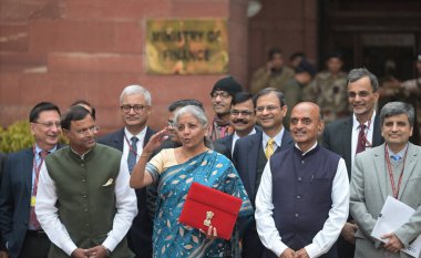 NEW DELHI INDIA FEBRUARY 12024 Birlik Maliye Bakanı Nirmala Sitharaman MoS Finans Bakanı Pankaj Pankaj Choudwat Bhagwat Kêrao Karad ve diğer takım üyeleri, Maliye Bakanlığı ahe 2024 tarihli Geçici Bütçe iznini içeren bir dosya taşıyorlar.