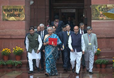 NEW DELHI INDIA FEBRUARY 12024 Birlik Maliye Bakanı Nirmala Sitharaman MoS Finans Bakanı Pankaj Pankaj Choudwat Bhagwat Kêrao Karad ve diğer takım üyeleri, Maliye Bakanlığı ahe 2024 tarihli Geçici Bütçe iznini içeren bir dosya taşıyorlar.