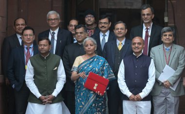 NEW DELHI INDIA FEBRUARY 12024 Birlik Maliye Bakanı Nirmala Sitharaman MoS Finans Bakanı Pankaj Pankaj Choudwat Bhagwat Kêrao Karad ve diğer takım üyeleri, Maliye Bakanlığı ahe 2024 tarihli Geçici Bütçe iznini içeren bir dosya taşıyorlar.