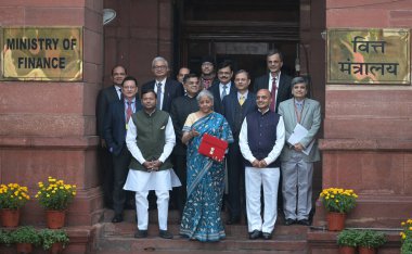 NEW DELHI INDIA FEBRUARY 12024 Birlik Maliye Bakanı Nirmala Sitharaman MoS Finans Bakanı Pankaj Pankaj Choudwat Bhagwat Kêrao Karad ve diğer takım üyeleri, Maliye Bakanlığı ahe 2024 tarihli Geçici Bütçe iznini içeren bir dosya taşıyorlar.