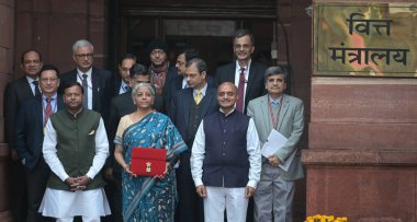 NEW DELHI INDIA FEBRUARY 12024 Birlik Maliye Bakanı Nirmala Sitharaman MoS Finans Bakanı Pankaj Pankaj Choudwat Bhagwat Kêrao Karad ve diğer takım üyeleri, Maliye Bakanlığı ahe 2024 tarihli Geçici Bütçe iznini içeren bir dosya taşıyorlar.