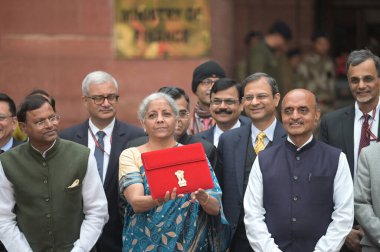 NEW DELHI INDIA FEBRUARY 12024 Birlik Maliye Bakanı Nirmala Sitharaman MoS Finans Bakanı Pankaj Pankaj Choudwat Bhagwat Kêrao Karad ve diğer takım üyeleri, Maliye Bakanlığı ahe 2024 tarihli Geçici Bütçe iznini içeren bir dosya taşıyorlar.