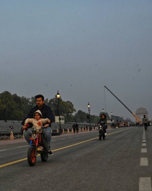 NEW DELHI INDIA FEBRUARY 1 2024 Delhiites enjoy pleasant weather at Kartavya Path after Yesterdays rain on February 1 2024 in New Delhi India Photo by Vipin Kumar Hindustan Times  clipart