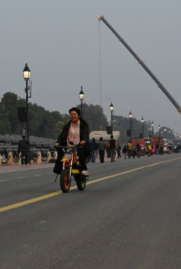 NEW DELHI INDIA FEBRUARY 1 2024 Delhiites enjoy pleasant weather at Kartavya Path after Yesterdays rain on February 1 2024 in New Delhi India Photo by Vipin Kumar Hindustan Times  clipart