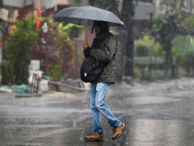 NOIDA INDIA FEBRUARY 12024 Kışın hafif yağmurda banliyö sakinleri Kuzey Hindistan 'da 1 Şubat 2024' te Noida Hindistan 'da şiddetli soğuğu artırdı. Fotoğraf: Sunil Ghosh Hindustan Times 