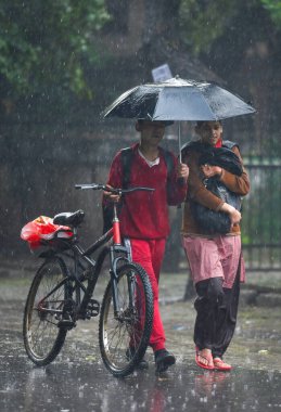 NOIDA INDIA FEBRUARY 12024 Kışın hafif yağmurda banliyö sakinleri Kuzey Hindistan 'da 1 Şubat 2024' te Noida Hindistan 'da şiddetli soğuğu artırdı. Fotoğraf: Sunil Ghosh Hindustan Times 