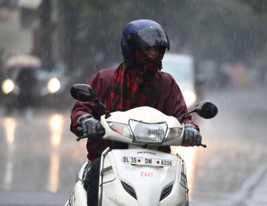 NOIDA INDIA FEBRUARY 12024 Kışın hafif yağmurda banliyö sakinleri Kuzey Hindistan 'da 1 Şubat 2024' te Noida Hindistan 'da şiddetli soğuğu artırdı. Fotoğraf: Sunil Ghosh Hindustan Times 