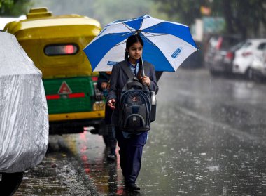 NOIDA INDIA FEBRUARY 12024 Kışın hafif yağmurda banliyö sakinleri Kuzey Hindistan 'da 1 Şubat 2024' te Noida Hindistan 'da şiddetli soğuğu artırdı. Fotoğraf: Sunil Ghosh Hindustan Times 