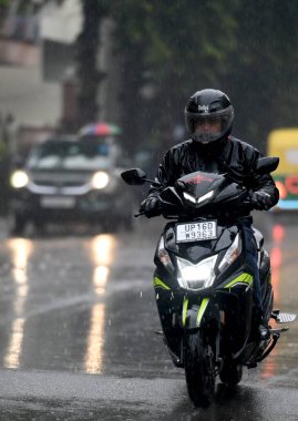 NOIDA INDIA FEBRUARY 12024 Kışın hafif yağmurda banliyö sakinleri Kuzey Hindistan 'da 1 Şubat 2024' te Noida Hindistan 'da şiddetli soğuğu artırdı. Fotoğraf: Sunil Ghosh Hindustan Times 