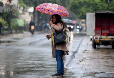 NOIDA INDIA FEBRUARY 12024 Kışın hafif yağmurda banliyö sakinleri Kuzey Hindistan 'da 1 Şubat 2024' te Noida Hindistan 'da şiddetli soğuğu artırdı. Fotoğraf: Sunil Ghosh Hindustan Times 