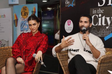 NEW DELHI INDIA FEBRUARY 12024 Bollywood aktörleri Shahid Kapoor ve Kriti Sanon, HT City 'nin yeni filmi Teri Baaton Mein Aisa Uljha Jiya' nın tanıtımı için 1 Şubat 2024 'te Yeni Delhi' deki HT Medya ofisinde yaptıkları özel röportajda