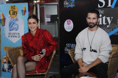 NEW DELHI INDIA FEBRUARY 12024 Bollywood aktörleri Shahid Kapoor ve Kriti Sanon, HT City 'nin yeni filmi Teri Baaton Mein Aisa Uljha Jiya' nın tanıtımı için 1 Şubat 2024 'te Yeni Delhi' deki HT Medya ofisinde yaptıkları özel röportajda