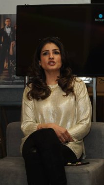 NEW DELHI INDIA FEBRUARY 2 2024 Bollywood oyuncusu Raveena Tandon, HT City ile 2 Şubat 2024 'te Yeni Delhi Hindistan' da Karmma Calling adlı gerilim dizisinin tanıtımı için özel bir röportaj yaptı. 