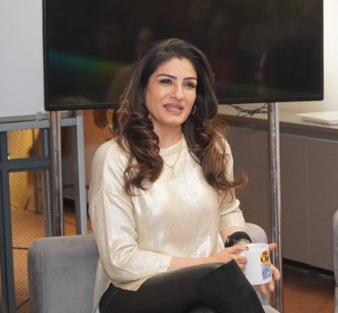 NEW DELHI INDIA FEBRUARY 2 2024 Bollywood oyuncusu Raveena Tandon, HT City ile 2 Şubat 2024 'te Yeni Delhi Hindistan' da Karmma Calling adlı gerilim dizisinin tanıtımı için özel bir röportaj yaptı. 