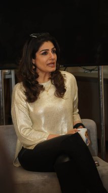 NEW DELHI INDIA FEBRUARY 2 2024 Bollywood oyuncusu Raveena Tandon, HT City ile 2 Şubat 2024 'te Yeni Delhi Hindistan' da Karmma Calling adlı gerilim dizisinin tanıtımı için özel bir röportaj yaptı. 