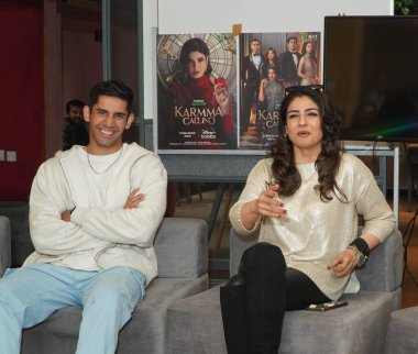 NEW DELHI INDIA FEBRUARY 2 2024 Bollywood aktörleri Raveena Tandon ve Varun Sood, HT City ile 2 Şubat 2024 'te Anurag Mehra Hindus' un Yeni Delhi 'de çekeceği Karmma Calling adlı gerilim dizisinin tanıtımı için yaptıkları özel röportajda