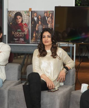 NEW DELHI INDIA FEBRUARY 2 2024 Bollywood oyuncusu Raveena Tandon, HT City ile 2 Şubat 2024 'te Yeni Delhi Hindistan' da Karmma Calling adlı gerilim dizisinin tanıtımı için özel bir röportaj yaptı. 