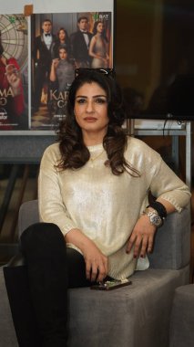 NEW DELHI INDIA FEBRUARY 2 2024 Bollywood oyuncusu Raveena Tandon, HT City ile 2 Şubat 2024 'te Yeni Delhi Hindistan' da Karmma Calling adlı gerilim dizisinin tanıtımı için özel bir röportaj yaptı. 