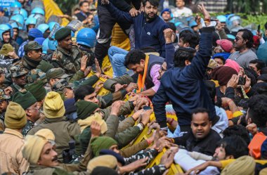 NEW DELHI INDIA FEBRUARY 2. 2024 Delhi Polisi ve paramiliter kuvvetler Bharatiya Janata Partisi BJP destekçileri, 2 Şubat 2024 tarihinde Yeni Del Del 'de Aam Admi Parti ofisi önünde yolsuzluk iddiasıyla Delhi hükümetine karşı bir protesto düzenlemeye çalışıyorlar.