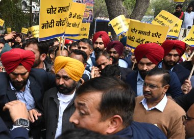 NEW DELHI INDIA 2 FEBRUARY 2. 2024 Delhi Genel Sekreteri Arvind Kejriwal ve Punjab CM Sardar Bhagwant Mann AAP Karargahı 'nı BJP' ye yürüterek 2 Şubat 'taki BJP Genel Merkezi' nde yapılan Chandigarh belediye başkanlığı seçimlerinde hile yaptıkları için BJP 'ye karşı bir protesto başlattılar.