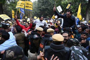 NEW DELHI INDIA FEBRUARY 2. 2024 Delhi polisi, Delhi Başbakanı Arvind Kejriwal ve Punjab CM CM Sardar Bhagwant Mann 'ın BJP' deki Chandigarh belediye başkanlığı seçimlerinde hile yaptıkları gerekçesiyle BJP 'ye karşı düzenlenen protestoya liderlik ettikleri sırada AAP eylemcisini aşağıladı