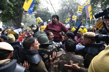 NEW DELHI INDIA FEBRUARY 2. 2024 Delhi polisi, Delhi Başbakanı Arvind Kejriwal ve Punjab CM CM Sardar Bhagwant Mann 'ın BJP' deki Chandigarh belediye başkanlığı seçimlerinde hile yaptıkları gerekçesiyle BJP 'ye karşı düzenlenen protestoya liderlik ettikleri sırada AAP eylemcisini aşağıladı