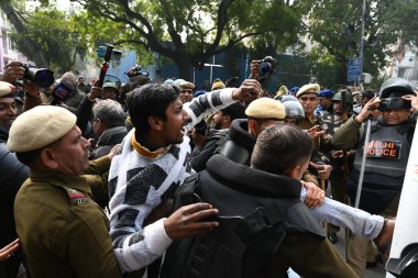 NEW DELHI INDIA FEBRUARY 2. 2024 Delhi polisi, Delhi Başbakanı Arvind Kejriwal ve Punjab CM CM Sardar Bhagwant Mann 'ın BJP' deki Chandigarh belediye başkanlığı seçimlerinde hile yaptıkları gerekçesiyle BJP 'ye karşı düzenlenen protestoya liderlik ettikleri sırada AAP eylemcisini aşağıladı