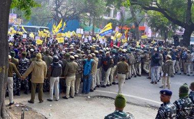 NEW DELHI INDIA FEBRUARY 2. 2024 Polis AAP destekçilerini 2 Şubat 2024 'te Sanjeev Verma Hindust tarafından Yeni Delhi Hindistan' da BJP ofisi yakınlarındaki DDU Marg 'da yapılan seçimlerde hile yaptıkları iddiasıyla BJP' yi protesto ederken durdurdu.