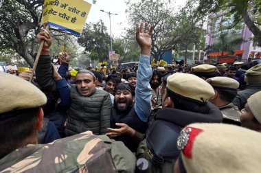 NEW DELHI INDIA FEBRUARY 2. 2024 Polis AAP destekçilerini 2 Şubat 2024 'te Sanjeev Verma Hindust tarafından Yeni Delhi Hindistan' da BJP ofisi yakınlarındaki DDU Marg 'da yapılan seçimlerde hile yaptıkları iddiasıyla BJP' yi protesto ederken durdurdu.