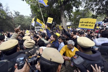NEW DELHI INDIA FEBRUARY 2. 2024 Polis AAP destekçilerini 2 Şubat 2024 'te Sanjeev Verma Hindust tarafından Yeni Delhi Hindistan' da BJP ofisi yakınlarındaki DDU Marg 'da yapılan seçimlerde hile yaptıkları iddiasıyla BJP' yi protesto ederken durdurdu.