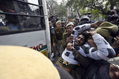 NEW DELHI INDIA FEBRUARY 2. 2024 Polis AAP destekçilerini 2 Şubat 2024 'te Sanjeev Verma Hind' in Yeni Delhi 'deki BJP ofisi yakınlarındaki DDU Marg' da yapılan seçimlerde hile yaptığı iddiasıyla BJP 'yi protesto ederken gözaltına aldı.