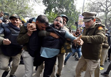 NEW DELHI INDIA FEBRUARY 2. 2024 Polis AAP destekçilerini 2 Şubat 2024 'te Sanjeev Verma Hind' in Yeni Delhi 'deki BJP ofisi yakınlarındaki DDU Marg' da yapılan seçimlerde hile yaptığı iddiasıyla BJP 'yi protesto ederken gözaltına aldı.