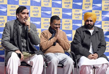 NEW DELHI INDIA FEBRUARY 2. 2024 Delhi CM Arvind Kejriwal ve Bhagwant Mann Punjab CM ve AAP lideri Gopal Rai, 2 Şubat 2024 tarihinde BJP ofisi yakınlarındaki Chandigarh belediye başkanlığı seçimlerinde hile yaptıkları iddiasıyla BJP 'ye karşı düzenlenen bir protesto sırasında