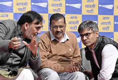 NEW DELHI INDIA FEBRUARY 2. 2024 Delhi CM Arvind Kejriwal ve AAP lideri Gopal Rai, 2 Şubat 2024 tarihinde BJP ofisi yakınlarındaki DDU Marg 'da yapılan Chandigarh belediye başkanlığı seçimlerinde hile yaptığı iddiasıyla BJP' ye karşı düzenlenen bir protesto sırasında