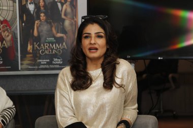 NEW DELHI INDIA FEBRUARY 2 2024 Bollywood oyuncusu Raveena Tandon, HT City ile 2 Şubat 2024 'te Yeni Delhi Hindistan' da çekilecek Karmma Calling adlı gerilim dizisinin tanıtımı için özel bir röportajda çekilmiştir. 