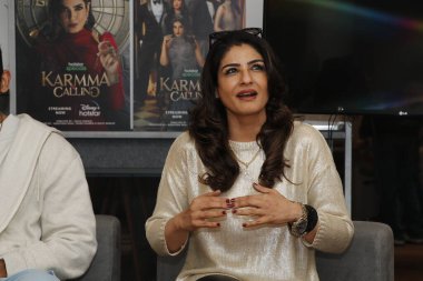 NEW DELHI INDIA FEBRUARY 2 2024 Bollywood oyuncusu Raveena Tandon, HT City ile 2 Şubat 2024 'te Yeni Delhi Hindistan' da çekilecek Karmma Calling adlı gerilim dizisinin tanıtımı için özel bir röportajda çekilmiştir. 