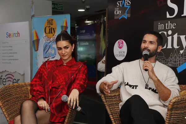 stock image NEW DELHI INDIA FEBRUARY 1 2024  Bollywood actors Shahid Kapoor and Kriti Sanon during an exclusive interview with HT City for the promotion of their upcoming movie Teri Baaton Mein Aisa Uljha Jiya at HT Media office on February 1 2024 in New Delhi I