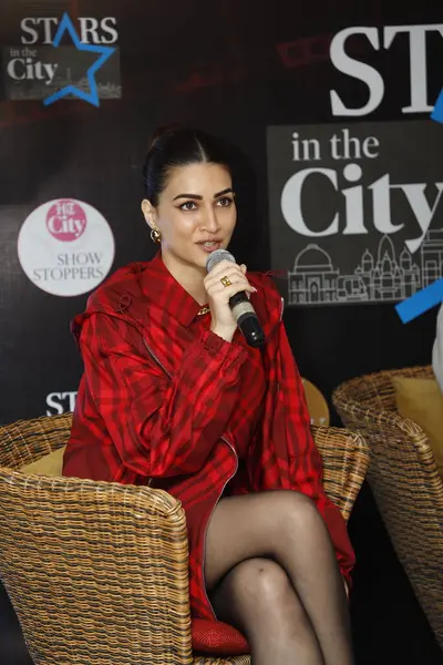 NEW DELHI INDIA FEBRUARY 12024 Bollywood aktörü Kriti Sanon, HT City 'nin gelecek filmi Teri Baaton Mein Aisa Uljiya' nın tanıtımı için 1 Şubat 2024 tarihinde Yeni Delhi Hindistan 'da Shant tarafından çekilmiştir.