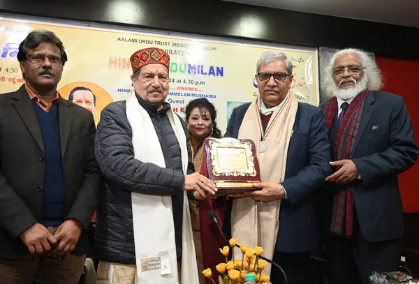 stock image NEW DELHI INDIA FEBRUARY 2 2024 Indresh Kumar ji Member National Executive Rashtriya Swayamsevak Sangh and ARahman Chairman Alami Urdu Trust and present award to Poetry collection by Kamlesh Bhatt Kamal during the Celebration Hindi urdu milan at Aiwa