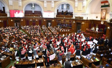 LUCKnow INDIA FEBRUARY 2. 2024 Samajwadi Partisi MLA Vali Anandiben Patel 'in 2 Şubat 2024 tarihinde Lucknow Hindistan' da düzenlenen bütçe toplantısının ilk gününde yaptığı protesto konuşmasında sloganlar attı.