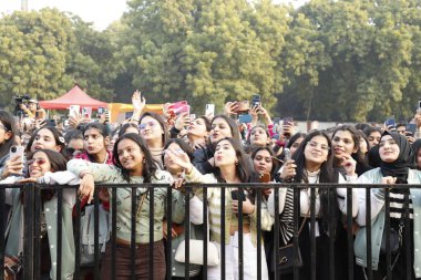 Yeni DELHI INDIA FEBRUARY 2 Şubat 2024 tarihinde Yeni Delhi Hindistan 'da 2 Şubat 2024 tarihinde Janki Devi Memorial College' da düzenlenen üç günlük festivalin son gününde Bollywood şarkıcısı Muhammed Irfan 'ın yıldız performansına yaklaşık 3000 öğrenci katıldı.