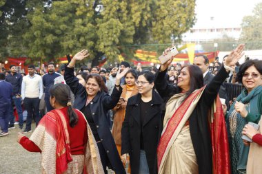 Yeni DELHI INDIA FEBRUARY 2 Şubat 2024 tarihinde Yeni Delhi Hindistan 'da 2 Şubat 2024 tarihinde Janki Devi Memorial College' da düzenlenen üç günlük festivalin son gününde Bollywood şarkıcısı Muhammed Irfan 'ın yıldız performansına yaklaşık 3000 öğrenci katıldı.