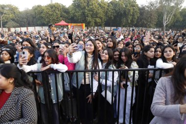 Yeni DELHI INDIA FEBRUARY 2 Şubat 2024 tarihinde Yeni Delhi Hindistan 'da 2 Şubat 2024 tarihinde Janki Devi Memorial College' da düzenlenen üç günlük festivalin son gününde Bollywood şarkıcısı Muhammed Irfan 'ın yıldız performansına yaklaşık 3000 öğrenci katıldı.