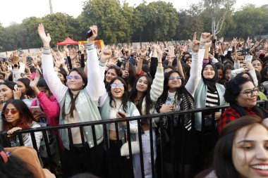 Yeni DELHI INDIA FEBRUARY 2 Şubat 2024 tarihinde Yeni Delhi Hindistan 'da 2 Şubat 2024 tarihinde Janki Devi Memorial College' da düzenlenen üç günlük festivalin son gününde Bollywood şarkıcısı Muhammed Irfan 'ın yıldız performansına yaklaşık 3000 öğrenci katıldı.
