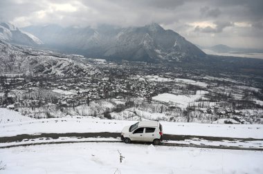 SRINAGAR İNDİYA 2 Şubat 2024 'te Srinagar Hindistan' ın varoşlarında 2 Şubat 2024 'te kar yağışı sonrası kar kaplı bir yoldan geçen bir araç. Fotoğraf: Waseem Andrabi Hindustan Times