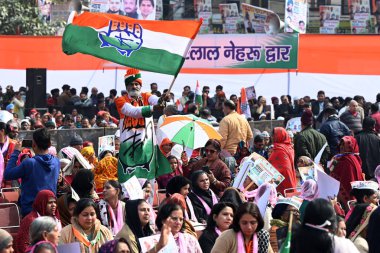 NEW DELHI INDIA FEBRUARY 32024 Kongre Parti çalışanları ve destekçileri Geeta Kolonisi 'ndeki Nyay Sankalp işçi kongresi sırasında