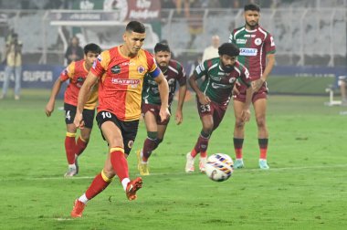 KOLKATA INDIA FEBRUARY 3 2024 Cletton 10 of East Bengal FC 3 Şubat 2024 tarihinde Salt Lake Stadyumu 'nda oynanan ISL maçında Mohun bagan SG' ye penaltı atışı yaptı. 