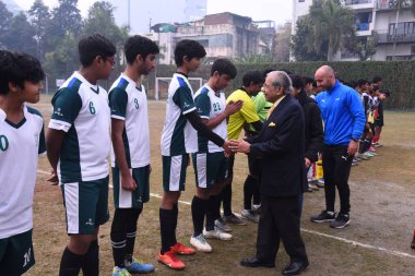 GURUGRAM INDIA 4 FEBRUARY 4 2024 N K Singh 15. finans komisyonu başkanı Maharaj Hari Singh Anma Futbol Turnuvası 30 numaralı DPS Sushant Lok Millennium Plaza yakınlarında 4 Şubat 2024 'te Gurugram India Fotoğrafı Parv