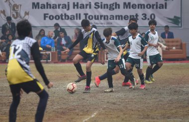 GURUGRAM INDIA FEBRUARY 4. 2024 DPS Vasant Kunj Yellow Jersey ve DPS Sushant Lok White Jersey öğrencileri, Millennium P yakınlarındaki DPS Sushant Lok 'ta düzenlenen Maharaj Hari Singh Anma Futbol Turnuvası 30.